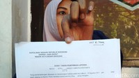 Jemaah menunjukkan surat tanda terima penerimaan laporan dari Polrestabes Bandung.