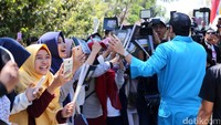 Para cast Warkop DKI Reborn saat tiba di Surabaya, Jawa Timur pada Senin (28/8).