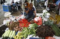 Deni dan barang dagangannya (Rachman Haryanto/detikcom)