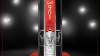 Virginia Black American Whiskey dari Drake dikemas dalam botol yang lebih mirip parfum dibanding whiskey. Drake bekerja sama dengan Brent Hocking pemenang tiga kali Spirit of The Year Robb Report dan Proximo Spirits meluncurkan merek whiskey mewah ini pada tahun 2016. Foto: Istimewa
