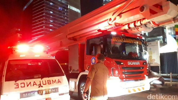 Meski api dipadamkan dengan APAR, unit damkar disiagakan di lokasi