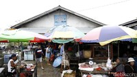 Ada juga beberapa kebutuhan bahan pokok asal Malaysia yang dijajakan di salah satu toko yang ada disana. Mulai dari beras, gas, susu, makaran ringan dan masih banyak lagi.