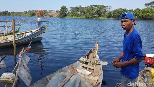 Warga Tengkurak menunjukkan tercemarnya air sungai