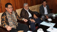Ketua LPSK Abdul Haris Semendawai dan Ketua Pansus Hak Angket KPK Agun Gunandjar Sudarsa sebelum rapat.