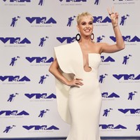 Katy Perry tampil mempesona berbalut gaun one shoulder Stephane Rolland. Ia menambahkan aksesori anting besar dari Hueb untuk menghiasi rambut pixienya.