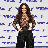 Demi Lovato juga menukar gaun dengan busana bergaya jumpsuit untuk karpet merah MTV Video Music Awards 2017. Rancangan Zuhair Murad itu hadir dengan atasan menerawang yang mempertegas keseksiannya. (Foto: Dok. Getty Images)
