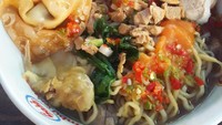 Racikan mie ayam bangka Acin di kawasan Panglima Polim ini terkenal enak. Siap-siap kekenyangan kalau nambah pangsit gorengnya yang renyah gurih.Foto: Istimewa