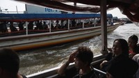 Perahu-perahu yang melintas di Chao Phraya mirip-mirip dengan angkutan umum di Jakarta. Saking banyaknya, antar perahu berjalan beriringan atau menyalib menjadi hal yang biasa. Foto: AFP