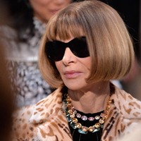 Bos majalah Vogue ini sudah memiliki ciri khas sendiri, rambut bob berponi, kacamata dan wajah jutek tanpa senyum. Berbagai sumber mengatakan bahwa Anna memang bos yang jutek dan juga galak. Foto: dok. Getty Images