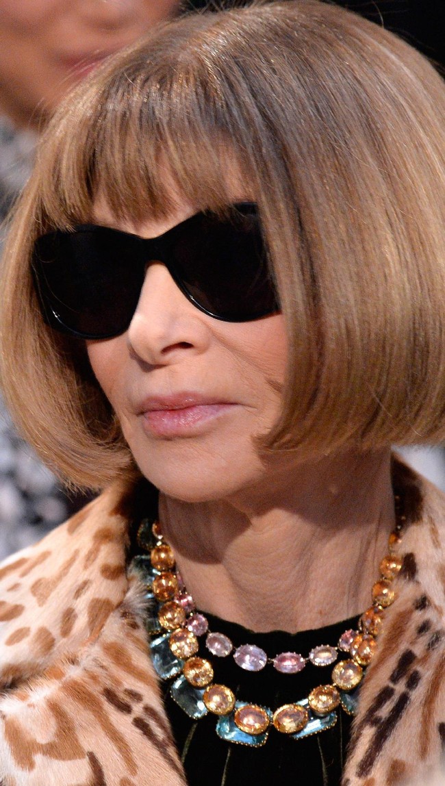 Bos majalah Vogue ini sudah memiliki ciri khas sendiri, rambut bob berponi, kacamata dan wajah jutek tanpa senyum. Berbagai sumber mengatakan bahwa Anna memang bos yang jutek dan juga galak. Foto: dok. Getty Images