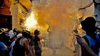 Festival ini pun makin meriah dengan hadirnya sejumlah orang yang membawa properti berupa palu dengan kembang api. Seperti di film-filma action (Visit Sitges)