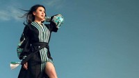 Fitria Yusuf berpose di sebuah gurun pasir.