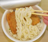 Bisa Nggak Ya Menyeduh Mie Instan dengan Air Biasa? Ini Percobaannya!