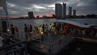 Jalur transportasi via Chao Phraya dilakukan siang dan malam/Foto: AFP