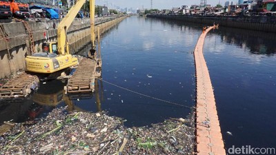 Coba Lihat, Begini Kerja Keras Petugas Bersihkan Sungai di Jakarta