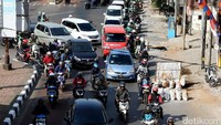 Proyek galian tersebut membuat jalan menyempit.