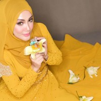 Erra Fazira menikah dengan calon suami Laudya Cynthia Bella, Engku Emran, sejak 2007 hingga 2014. Foto: Dok. Instagram @errafazira
