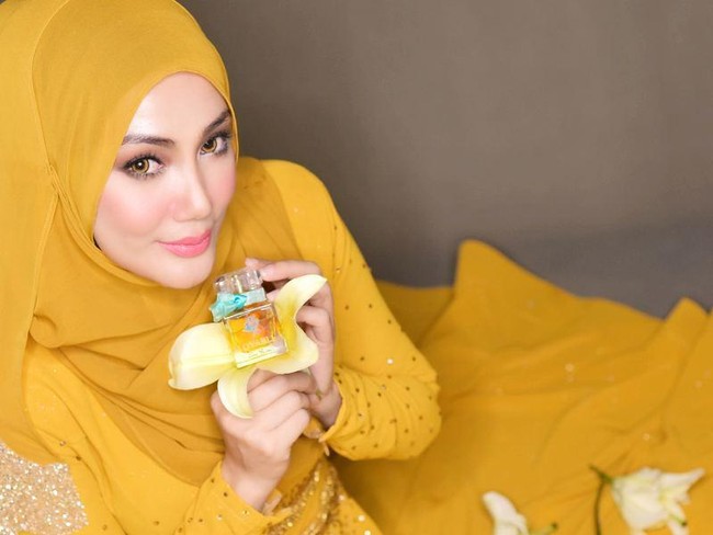 Erra Fazira menikah dengan calon suami Laudya Cynthia Bella, Engku Emran, sejak 2007 hingga 2014. Foto: Dok. Instagram @errafazira