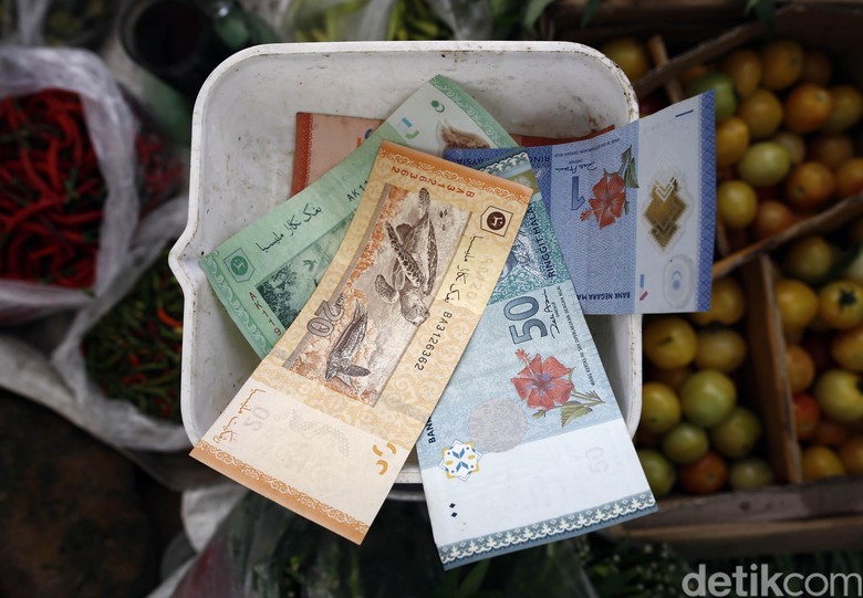 Di Pasar Entikong, Beras hingga Gas Malaysia Jadi Primadona Di Pasar Entikong, Beras hingga Gas Malaysia Jadi Primadona