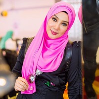 Ibu satu anak itu tampak cantik mengenakan jilbab panjang warna pink. Sentuhan lipstik merah muda menyeiramakan warna jilbab Erra Fazira sehingga terlihat cerah. Foto: Dok. Instagram @errafazira