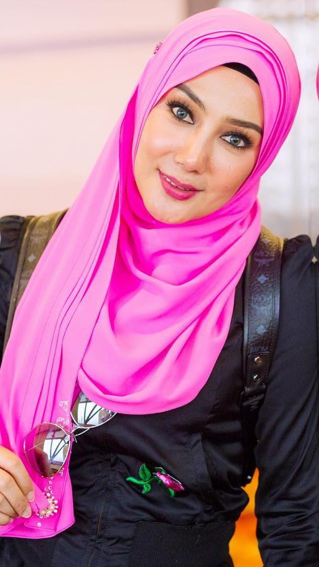 Ibu satu anak itu tampak cantik mengenakan jilbab panjang warna pink. Sentuhan lipstik merah muda menyeiramakan warna jilbab Erra Fazira sehingga terlihat cerah. Foto: Dok. Instagram @errafazira