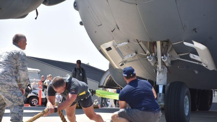 Personel AFP Sukses Pecahkan Rekor Dunia Tarik Pesawat 190 Ton