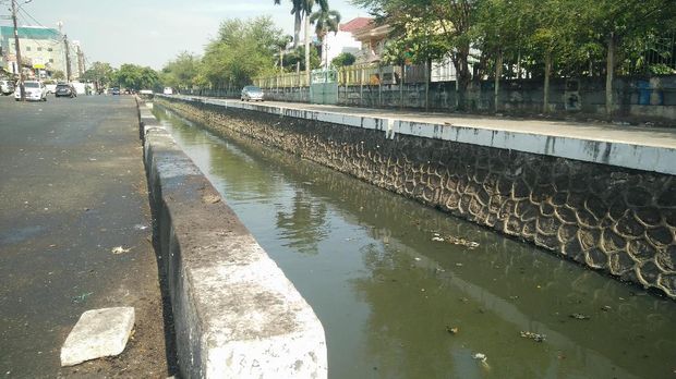 Kali Sunter bersih dari sampah.