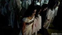 Pocong yang gentayangan malam ini bukan pocongan hantu. Mereka adalah warga Desa Kalilunjar, Kecamatan Banjarmangu, Kabupaten Banjarnegara, yang berdandan ala pocongan untuk membuat performance atau aksi massal penyadaran.  
