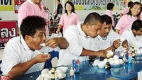 Diadakan di Pattaya Crocodile Farm di Thailand, kompetisi makan telur buaya adalah lomba makan tahunan yang terdiri dari memakan 10 butir telur buaya dalam waktu singkat. Tujuan utama kontes aneh ini adalah untuk mempromosikan pariwisata lokal. Foto: Istimewa