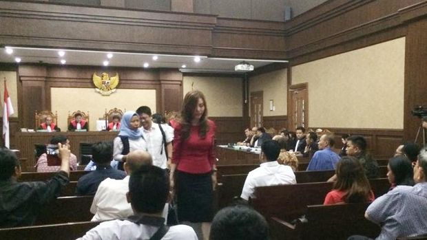 Inayah, istri Andi Narogong tampil pertama kali di meja hijau.