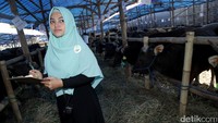 Ditempat ini para pembeli yang datang akan langsung disapa oleh sejumlah SPG berhijab tersebut.
