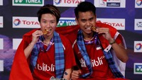 Tontowi Ahmad dan Liliyana Natsir menjadi juara dunia bulutangkis di Glasgow, Skotlandia. Sukses itu melanjutkan titel Indonesia Open yang diraih pada Juni. (Russell Cheyne/REUTERS)