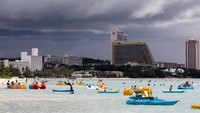 Kegiatan wisata bahari juga berjalan seperti biasa. Malah seperti tidak pernah sepi (Erik De Castro/Reuters)
