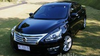 Lanjut ke koleksi mobil. Ganjar Pranowo memiliki tiga unit dari dua model yakni sedan dan sport utility vehicles (SUV).  Pertama ialah Nissan Teana, ini merupakan sedan premium yang sudah disuntik mati penjualannya di Indonesia, bersaing dengan Toyota Camry hingga Honda Accord. Ganjar Pranowo memilikinya tahun 2013 dengan taksiran harga Rp 230 juta. Foto: Ilustrasi Nissan Teana/dok detikOto