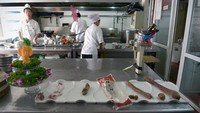 Bisa dikatakan ini adalah lomba yang tergila. Perlombaan ini pernah dilakukan di Beijing, China. Dalam kompetisi ini tersedia 3 wadah yang masing-masing berisi penis keledai yang dipanggang. Dan kedua sisinya diberi saus, berani coba? Foto: Istimewa