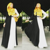 Pilihan warna monokrom dipadukan dengan jilbab gold membuat penampilan terlihat Erra Fazira terlihat feminin. Foto: Dok. Instagram @errafazira