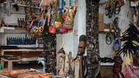 Sempatkan juga belanja kerajinan tangan dan barang antik khas Afrika di Dar es Salaam, Arusha dan Stone Town di Tanzania ya (tanzaniatourism.com)