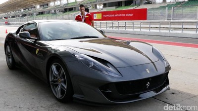 Duduk di Kemudi Ferrari Tercepat