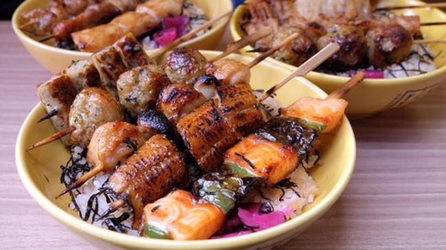 Gurih Empuk Yakitori dengan Nasi Hangat Enak Dimakan Siang Ini