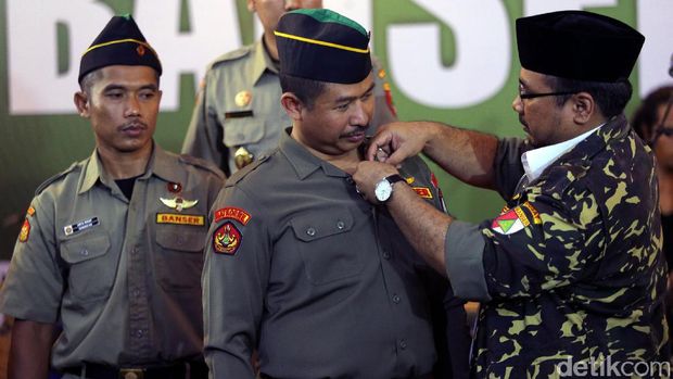 Penyerahan hadiah untuk anggota Banser