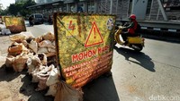 Papan berisi permintaan maaf terkait proyek galian kabel terpampang di sekitar lokasi.