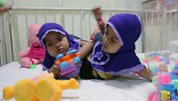 Tim dokter Rumah Sakit Hasan Sadikin (RSHS) Bandung segera mengoperasi kaki tambahan milik balita perempuan kembar siam dempet perut asal Kabupaten Garut, Al Putri Anugrah dan Al Putri Dewi Ningsih.  (dok. RSHS Bandung)