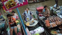 Aneka menu dijajakan di pasar tradisional di pinggir sungai ini/Foto: AFP