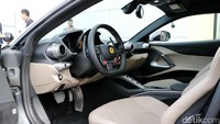 Ferrari 812 Superfast yang dikendarai detikOto ini didatangkan langsung dari Maranello, Italia. Jadi, mobil ini masih pakai setir kiri.