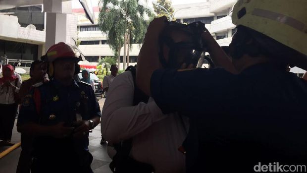  Mendes mengecek lokasi titik terbakarnya gedung Kemendes, Senin (28/8/2017)