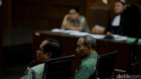 Sugiharto mengungkap pemberian uang Rp 5 miliar dan USD 600 ribu dari Andi Narogong.