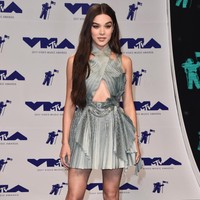 Hailee Steinfeld tampil memikat mengenakan gaun aksen lipit dari Atelier Versace dan strappy sandal sebagai padanannya.  