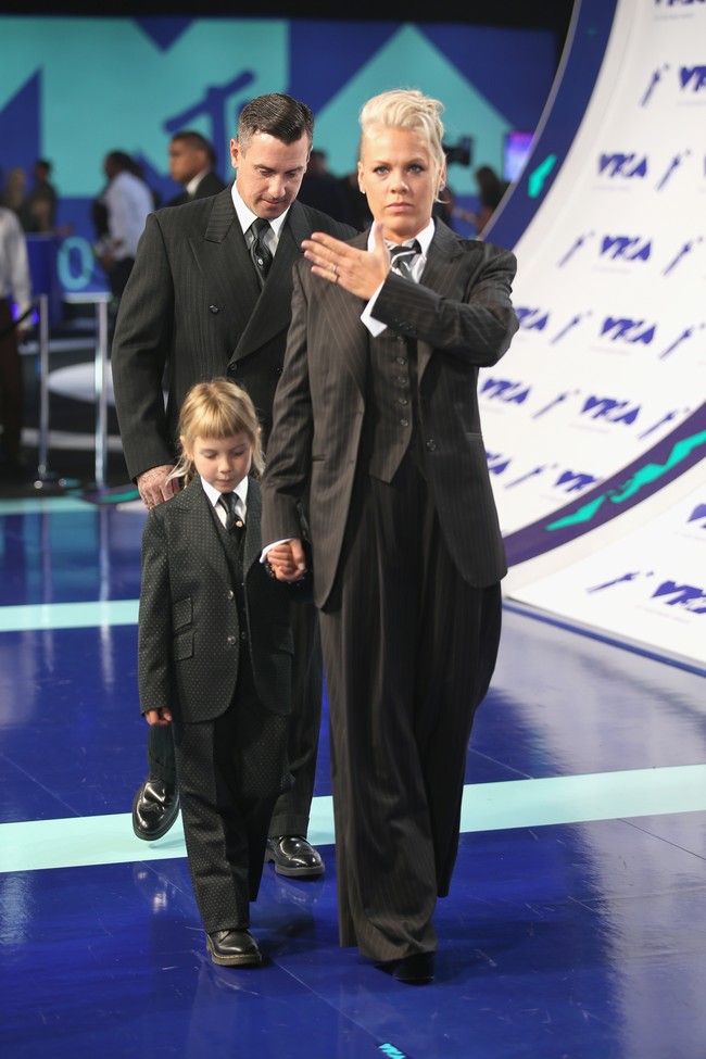 Pink memang selalu berani tampil beda, contohnya di ajang MTV VMA tahun ini saat dia tampil seperti pria dengan setelan jas.