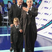 Pink memang selalu berani tampil beda, contohnya di ajang MTV VMA tahun ini saat dia tampil seperti pria dengan setelan jas.