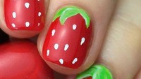 Strawberry segar menggemaskan berpindah ke kuku cantik ini. Warna merah menyala dengan biji putih yang tampak seraso.Foto: Istimewa